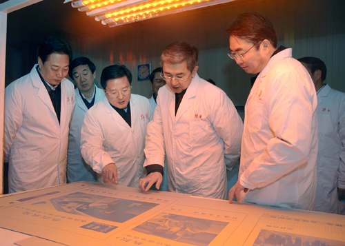 河南省委副書(shū)記鄧凱到樂(lè)凱華光考察調(diào)研