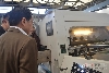 徐建國查看亞華C-106E模切機