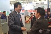 大族冠華劉學智總經理和評審組專家楊景亮交談