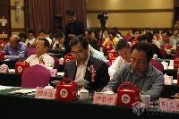 寧波市貿(mào)易局副局長繆永法與寧波市鄞州區(qū)商務(wù)局局長嚴(yán)巖平